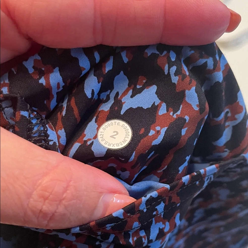 Lululemon Size 2 Side Pockets Blue and Brown Patterned‎ Leggings 24”
